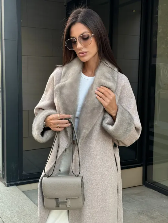 Женское демисезонное пальто с отделкой из меха норки - фото 5