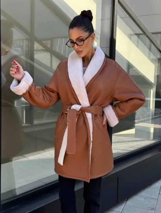 Женская дублёнка на запах с поясом - цвет кэмел - фото 6