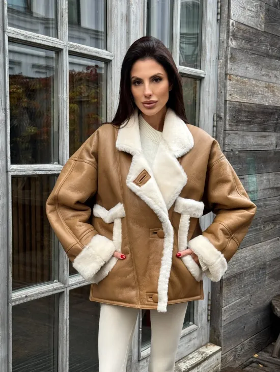 Модная куртка - дубленка в стиле «Oversize» на пуговицах и манжетами на рукавах - фото 0