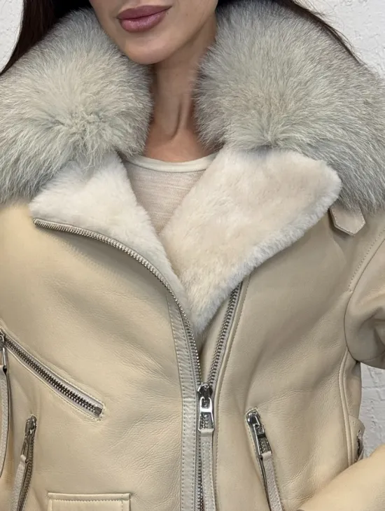 Дубленка из натуральной овчины со шнуровкой на спине и воротником из меха песца - фото 1