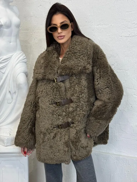 Дублёнка «Дафлкот» cредней длины из овчины Tigrado на застёжках - кожаные ремешки - фото 0
