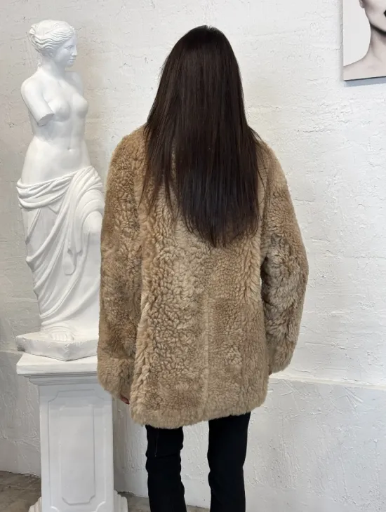 Бежевая женская дубленка из натуральной овчины Тиградо средней длины с отложным воротником - фото 5