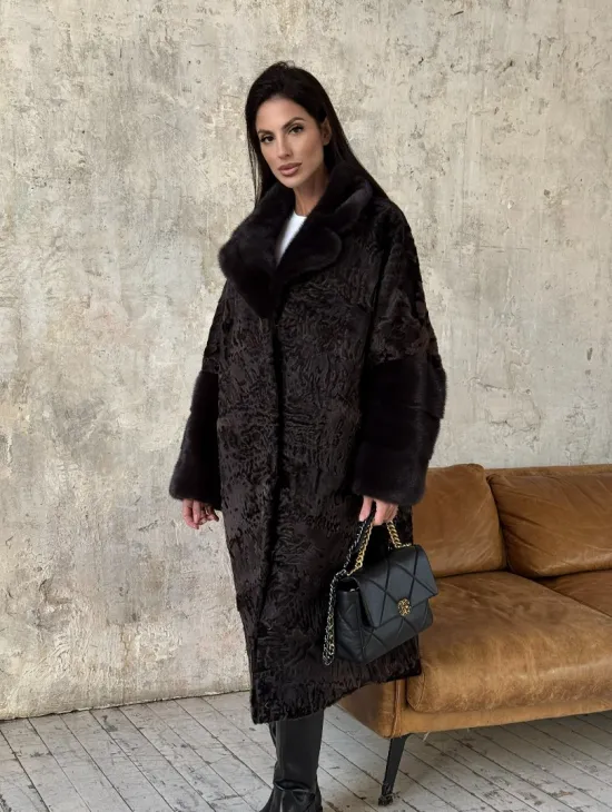 Женская шуба из натурального меха каракульчи с отделкой из норки - фото 10