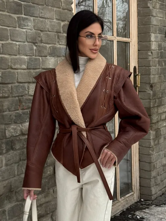 Стильная куртка - дублёнка на запах с поясом - фото 11