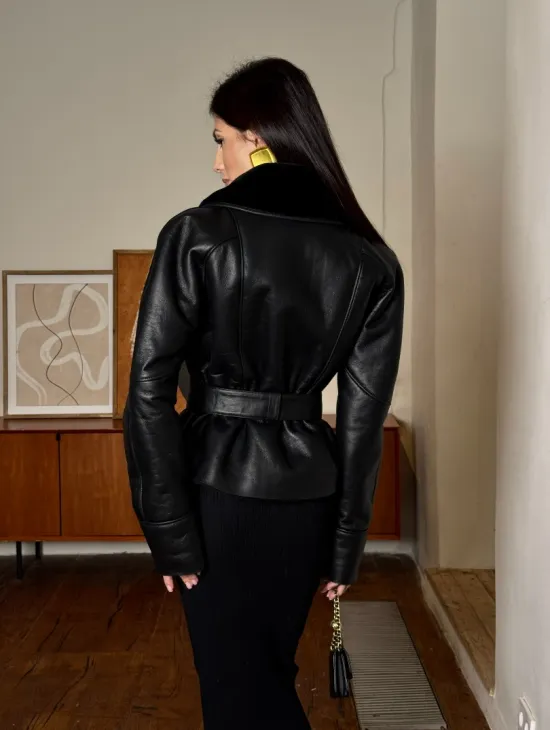 Зимняя женская короткая куртка на запах с поясом из натуральной овчины - фото 8