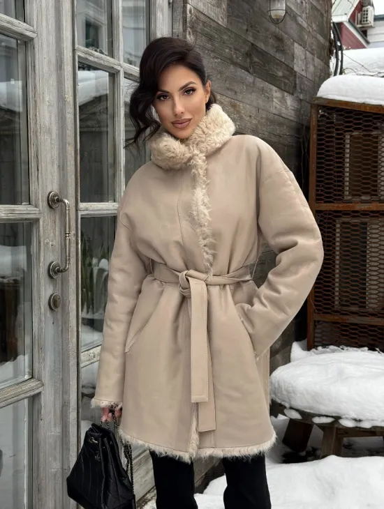 Двухсторонняя женская шуба - дубленка из меха испанского тиградо в бежевом цвете - фото 9