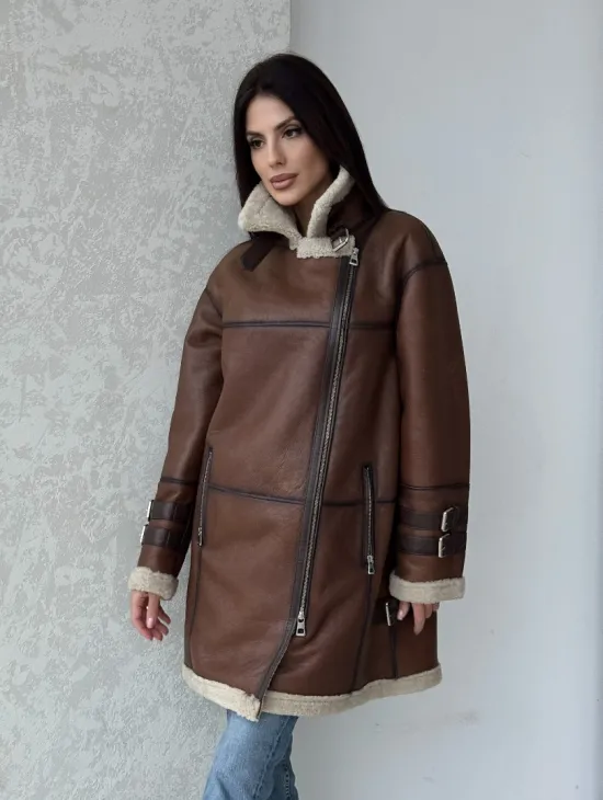 Удлиненная дубленка авиатор в коричневом цвете - винтажный стиль - фото 7