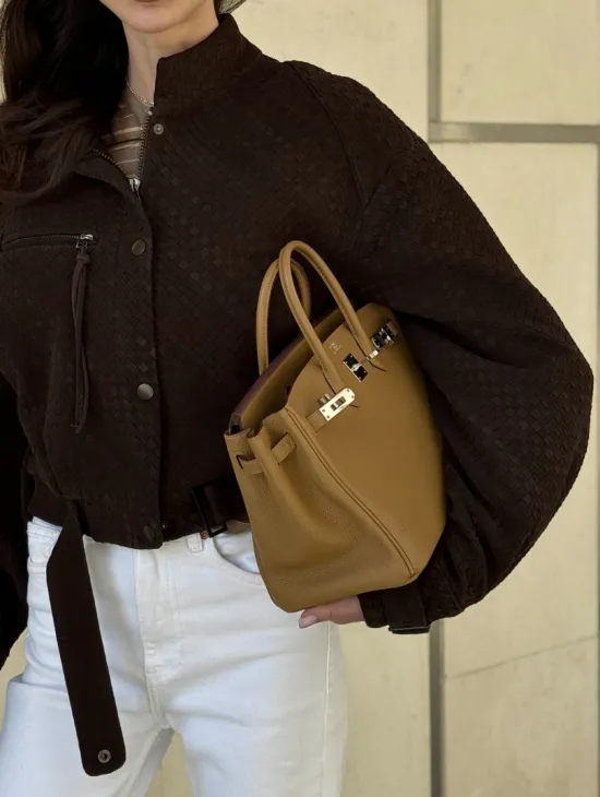 Кроп - бомбер из плетеной замшевой кожи в цвете шоколад - фото 2