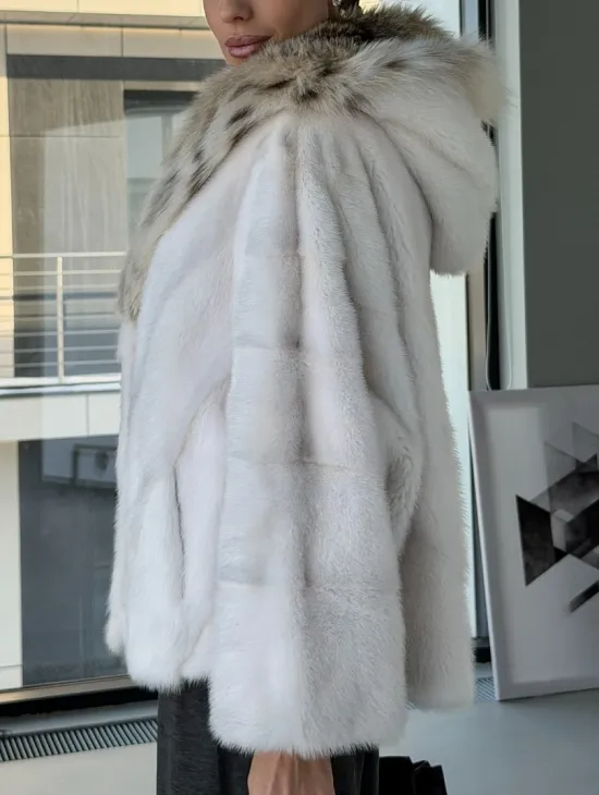 Белое норковое пончо-шуба с капюшоном из рыси - фото 4
