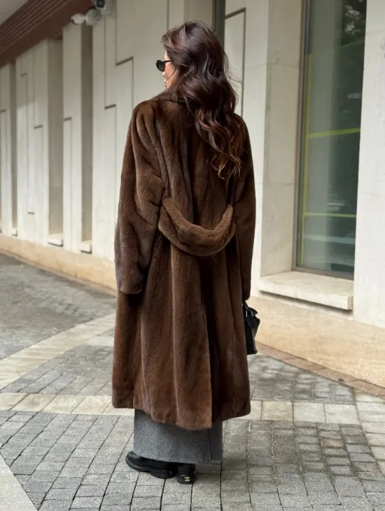 Шуба из меха норки в натуральном цвете под соболь - фото 8